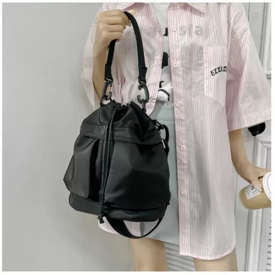 INF Nylonowa torba na ramię typu crossbody, czarna